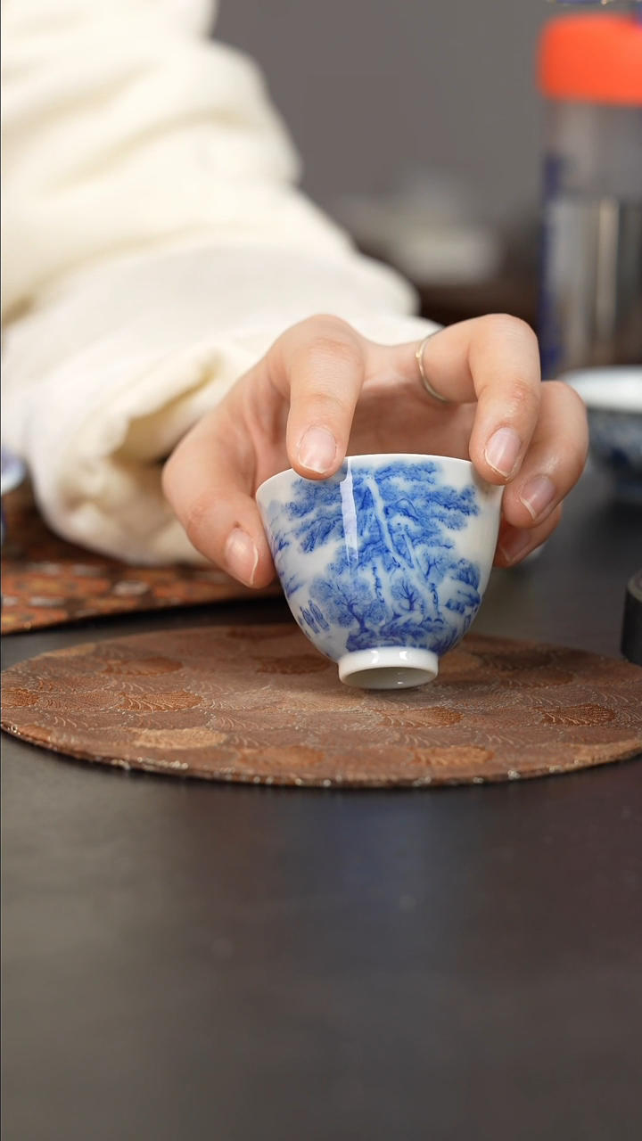 【闪购商品】杯看山柴窑青花山水