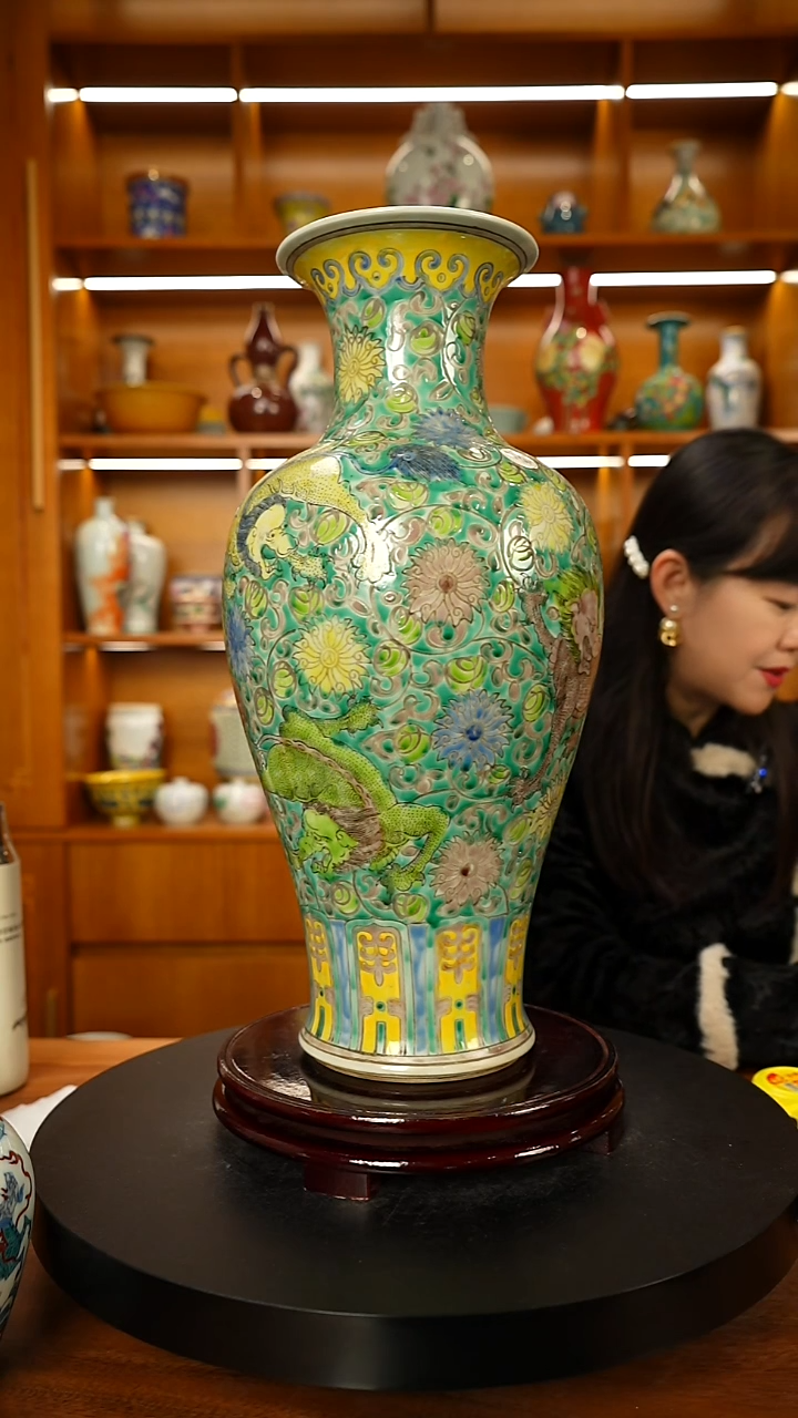 其他瓷五彩醒狮赏瓶一只