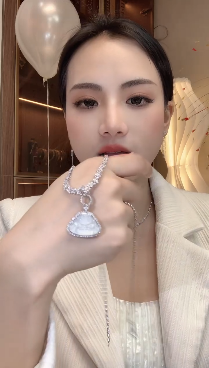 【闪购商品】翡翠吊坠(不含链)18K金镶嵌C29