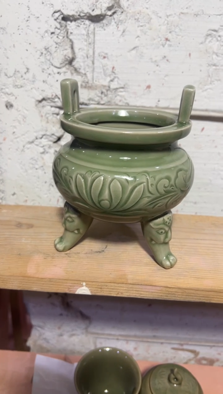 耀州窑青瓷三足香炉