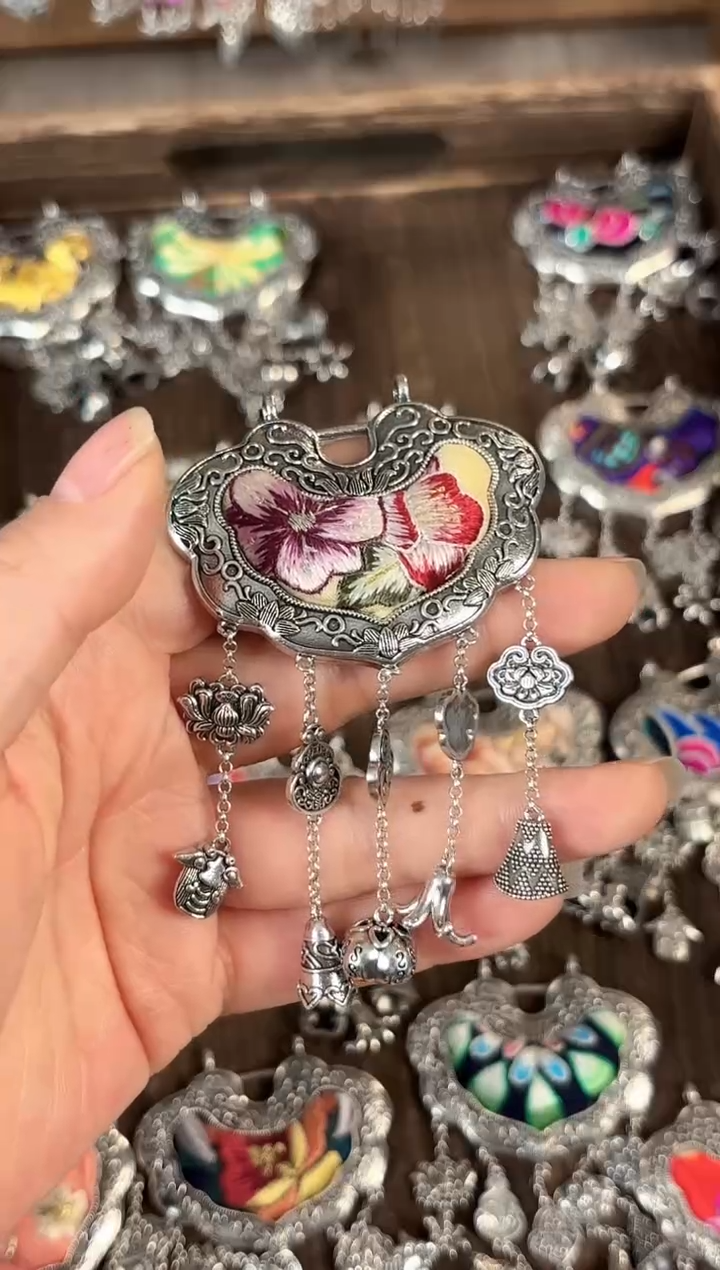 彩云南阁非遗老绣饰品137