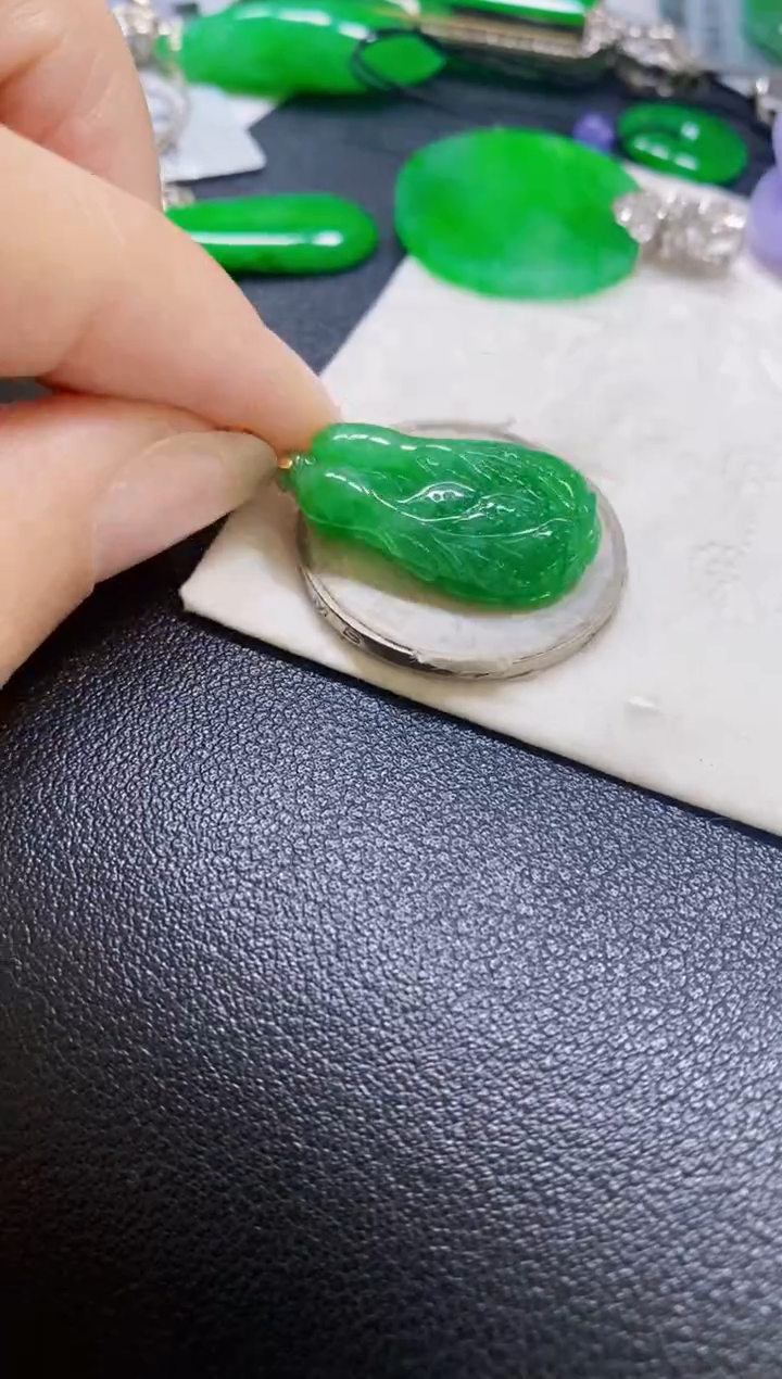 颈饰18K金镶嵌翡翠白菜