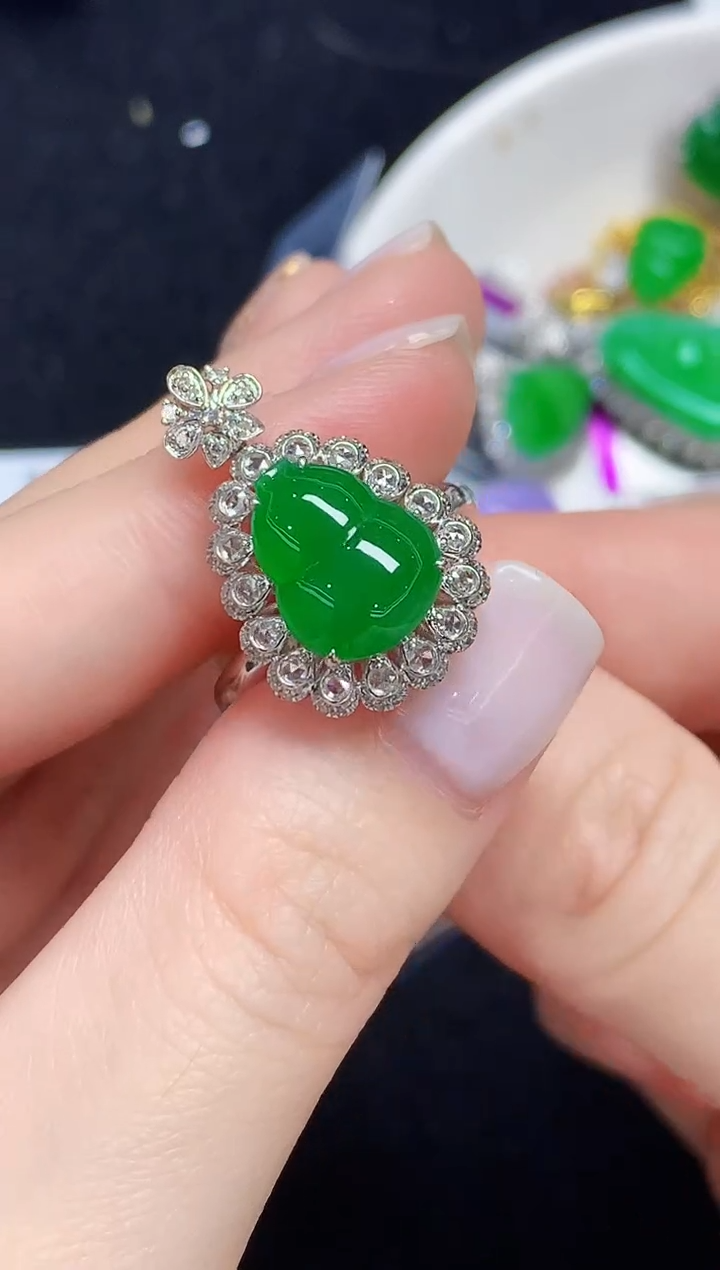 18K金镶嵌戒指翡翠多样性发其一