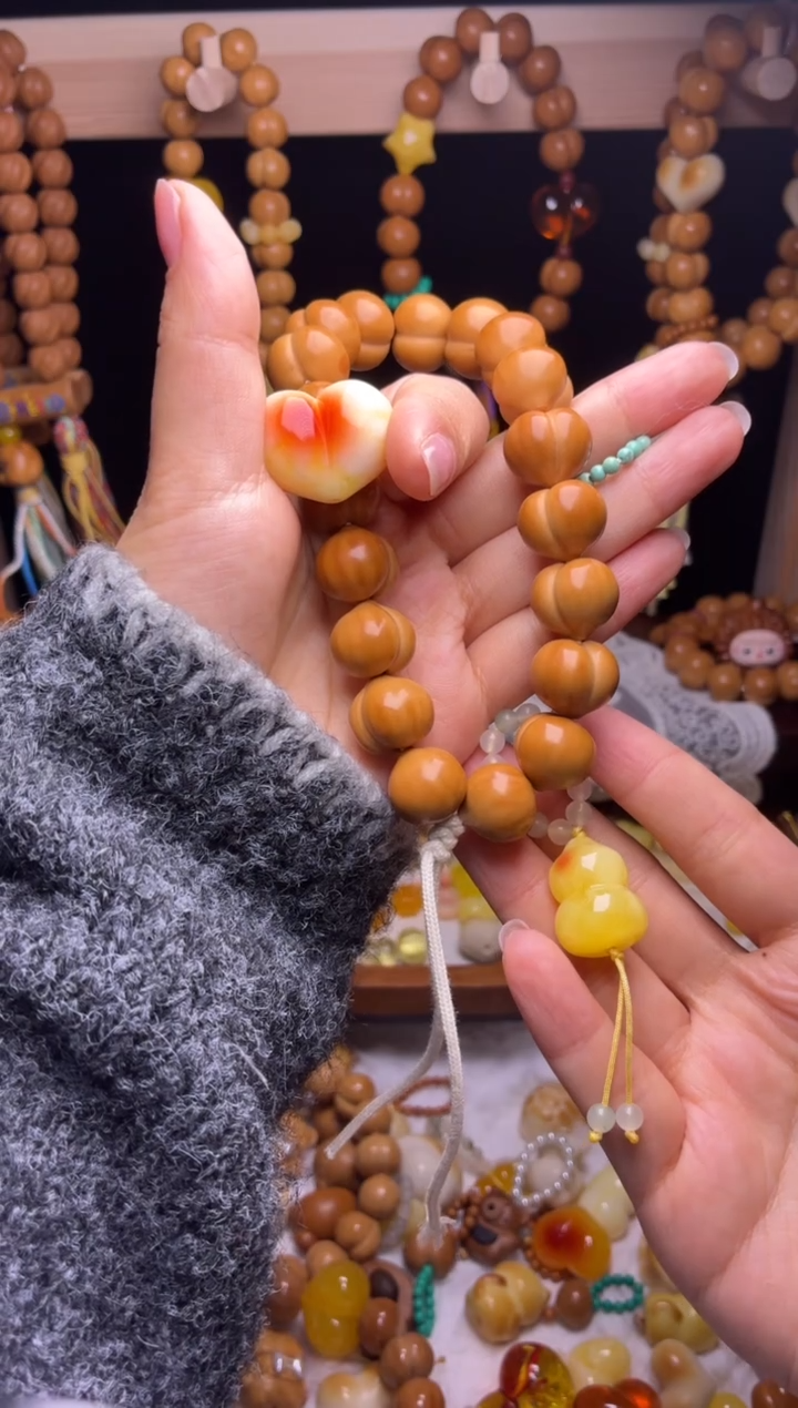 吊坠猴头核桃单配饰：白俏色心，浅色绿跑环