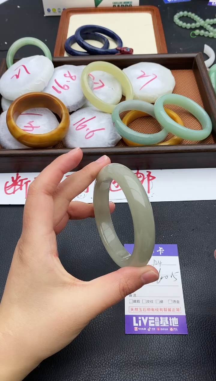 未镶嵌手镯石英质玉124+60.5