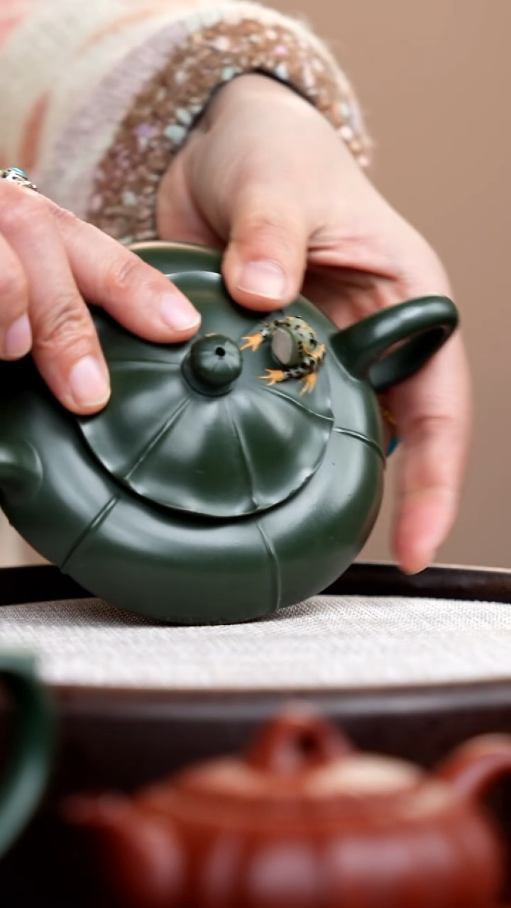 茶壶紫砂民国绿筋囊青蛙壶