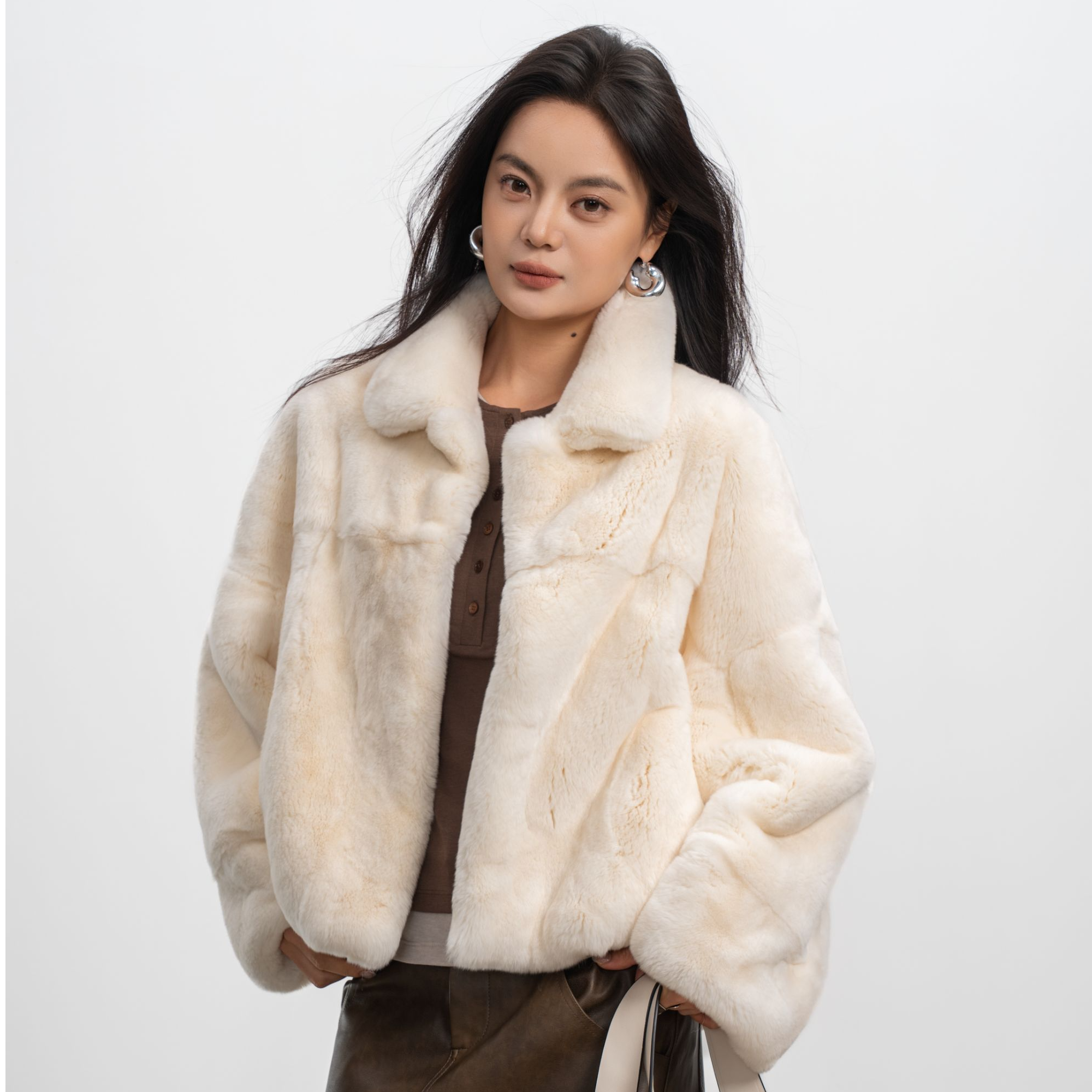 Yamila2025秋冬斗篷式獭兔毛翻领短外套女高级感廓形宽松皮草