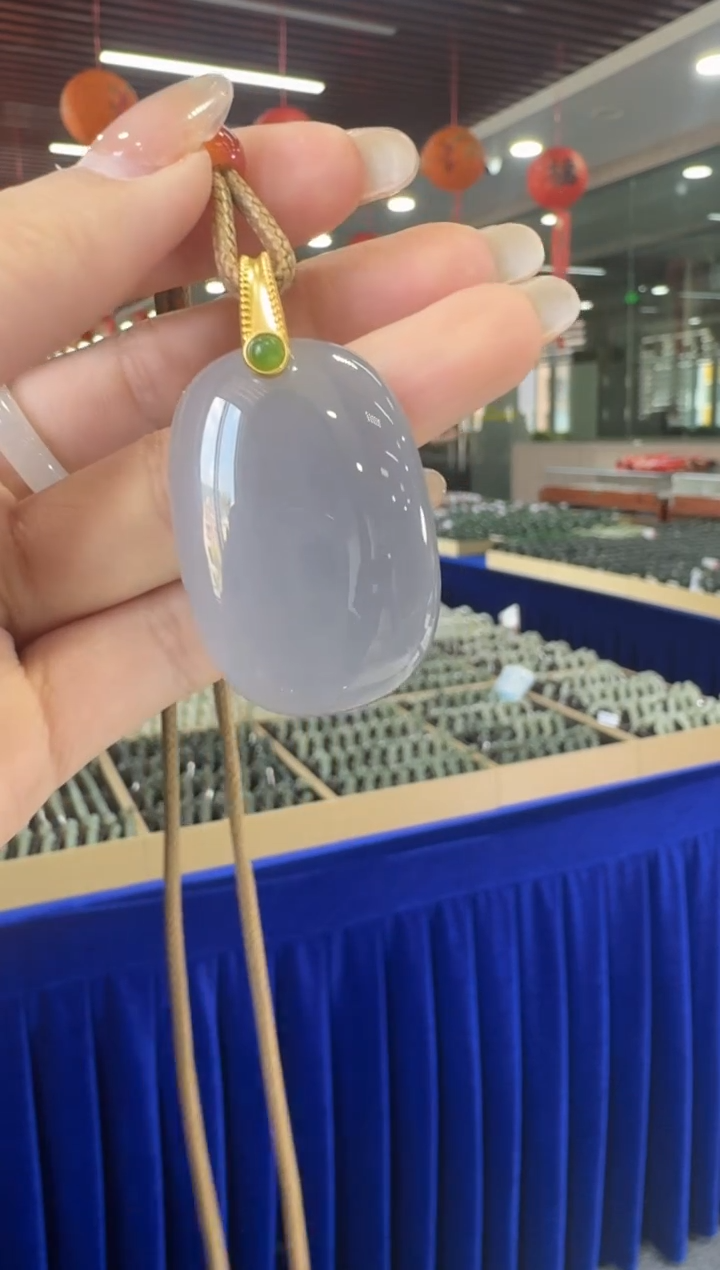 颈饰足金镶嵌和田玉烟紫无事牌吊坠/配绳