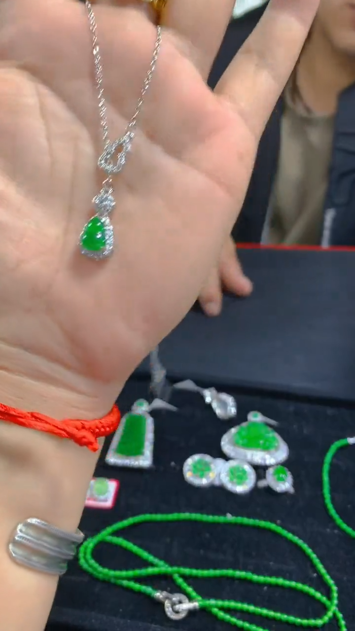 【闪购商品】翡翠吊坠(赠链)未镶嵌0431143125多样性发其一