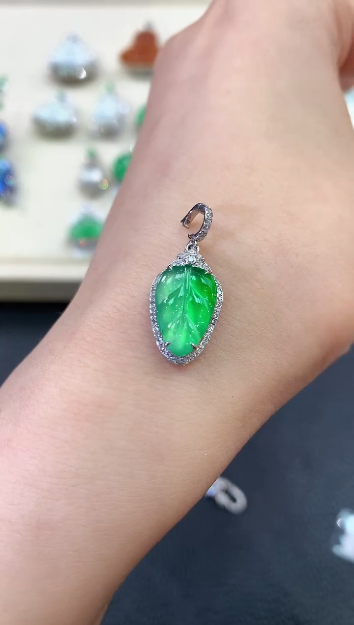 【闪购商品】翡翠吊坠(不含链)18K金镶嵌v66  