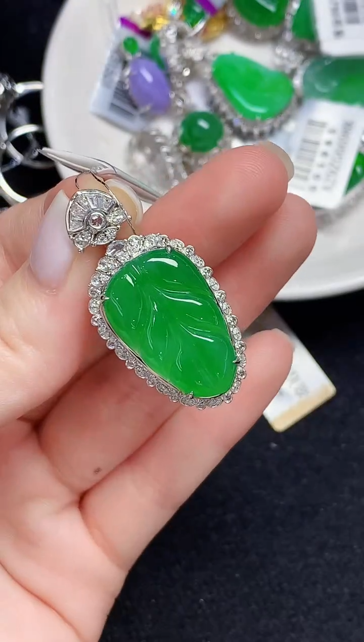 吊坠(不含链)18K金镶嵌翡翠多样性发其一