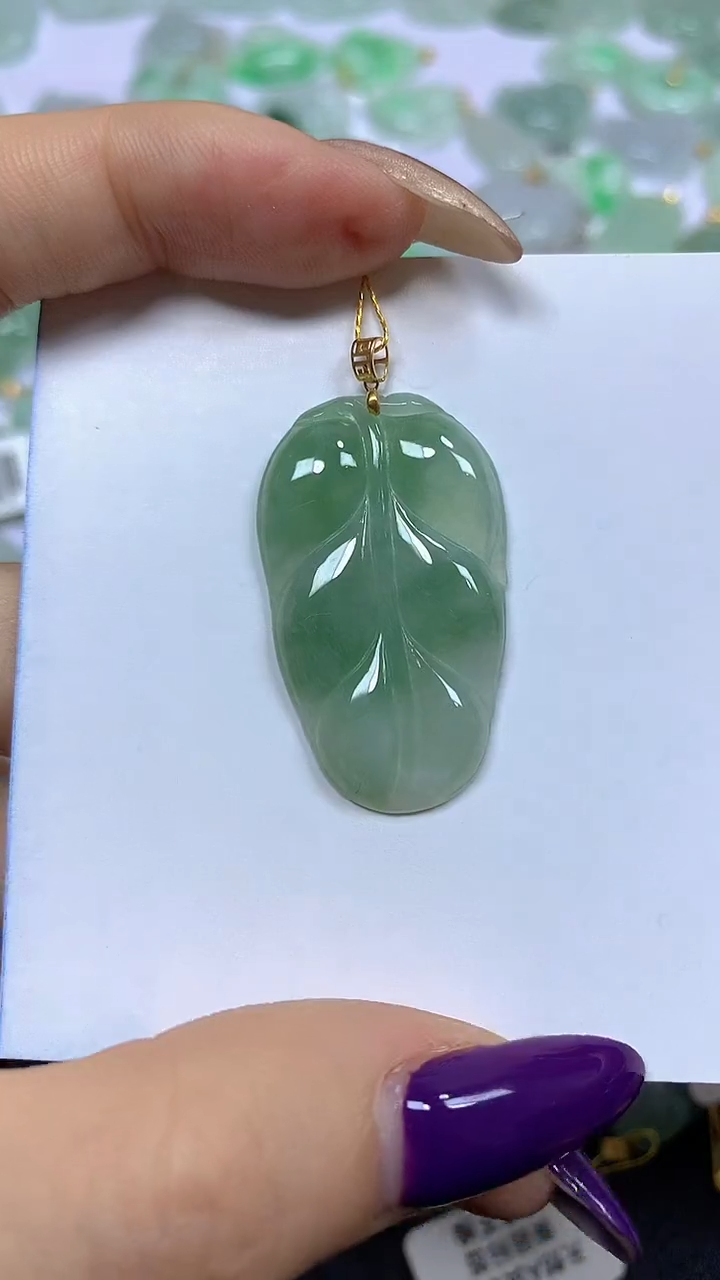 颈饰18K金镶嵌翡翠 