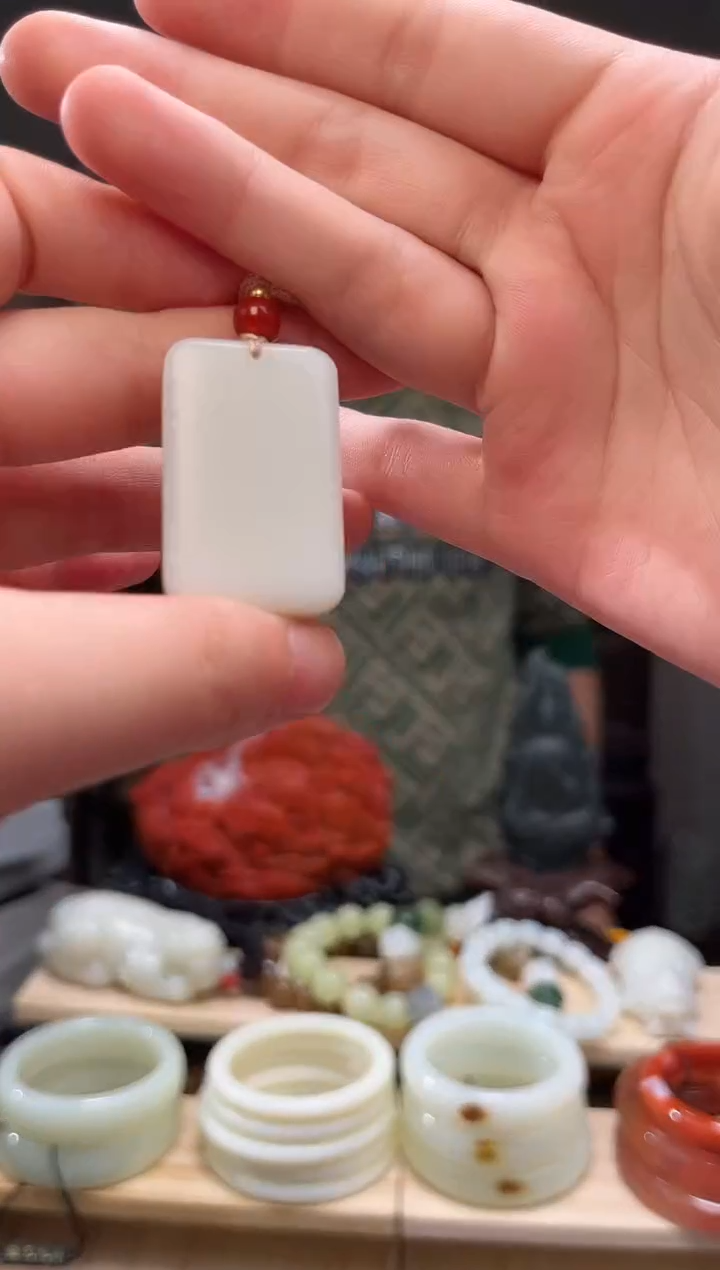 颈饰未镶嵌和田玉吊坠