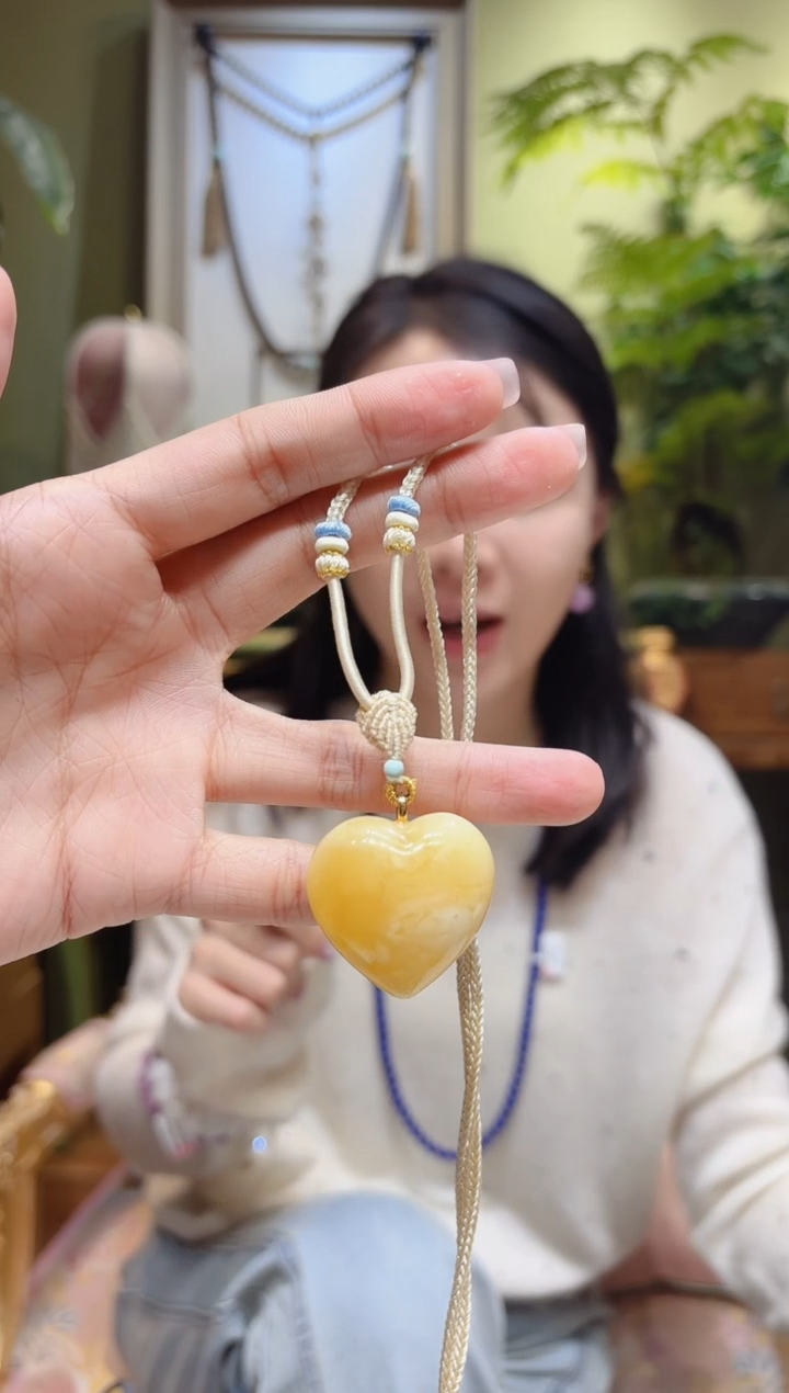 【闪购商品】蜜蜡颈饰18K金镶嵌蜜蜡爱心绳编吊坠