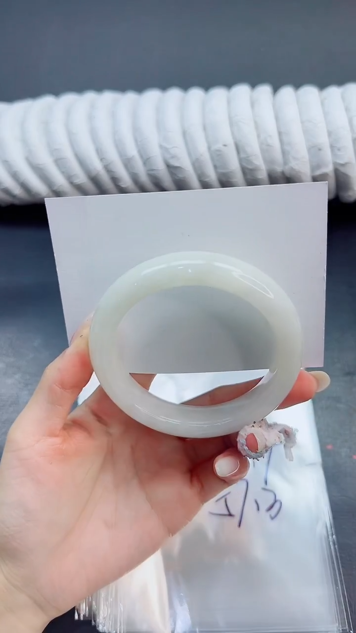 未镶嵌手镯和田玉142/57.3HTB