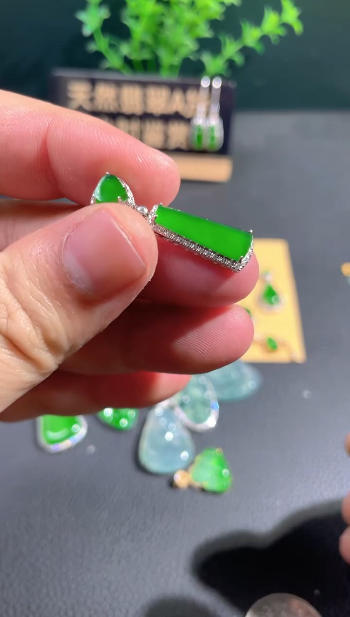 【闪购商品】翡翠颈饰18K金镶嵌翡翠