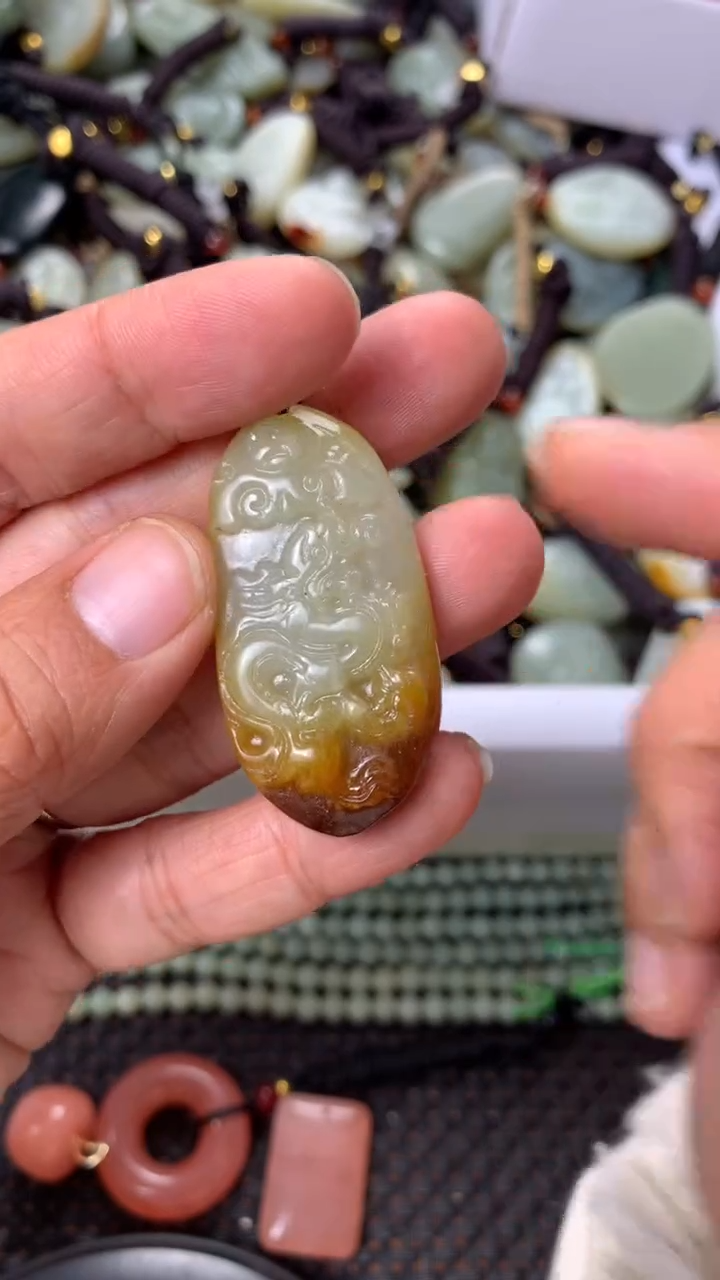 【闪购商品】和田玉颈饰未镶嵌多样性发货没有证书拍一发一有瑕