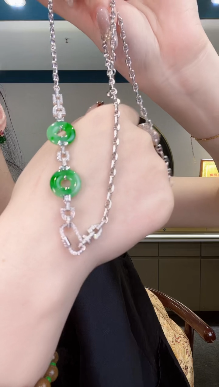 【闪购商品】翡翠吊坠(不含链)18K金镶嵌项链