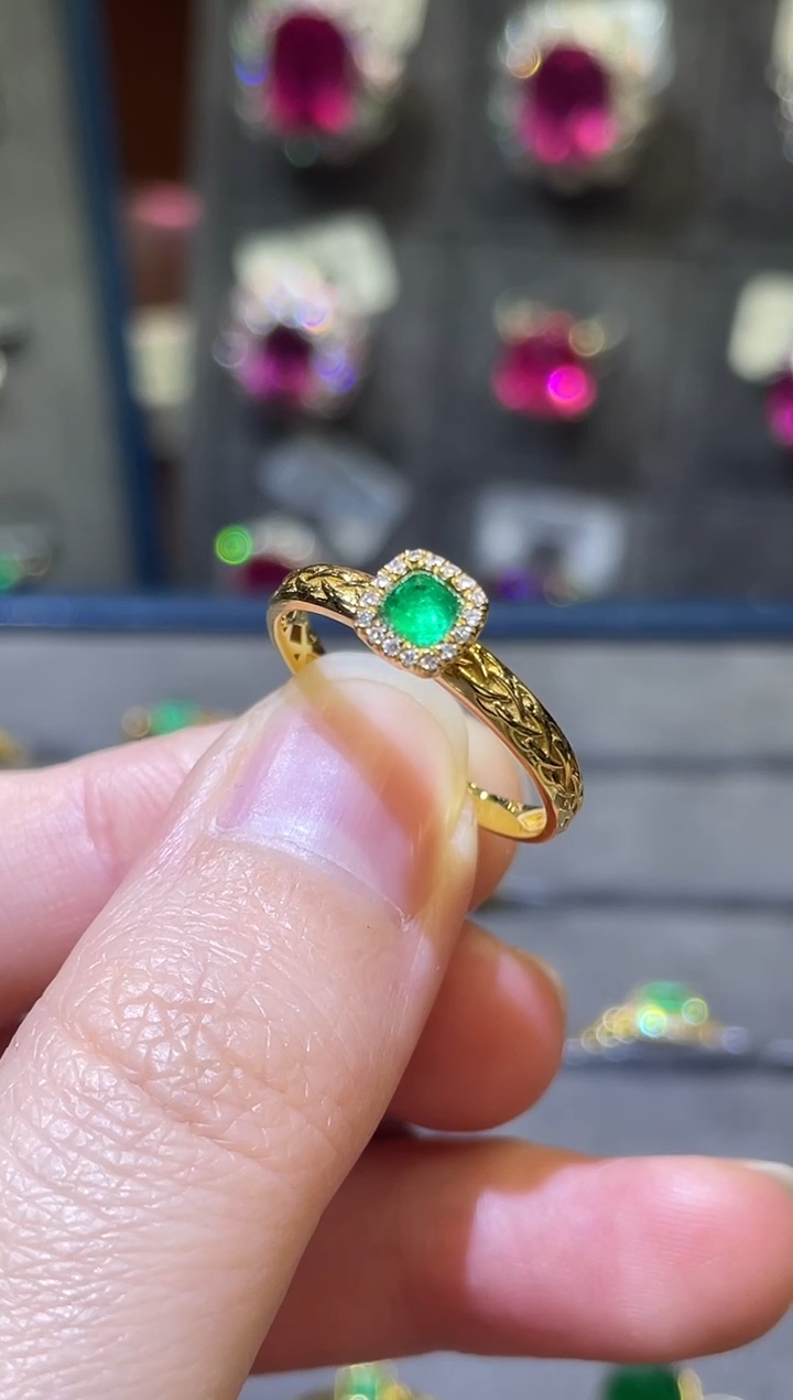 【闪购商品】祖母绿戒指18K金镶嵌0.25ct
