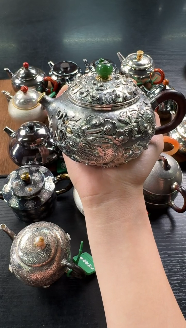 -呆坐 高浮雕錾刻嵌金双龙戏珠 圆融壶