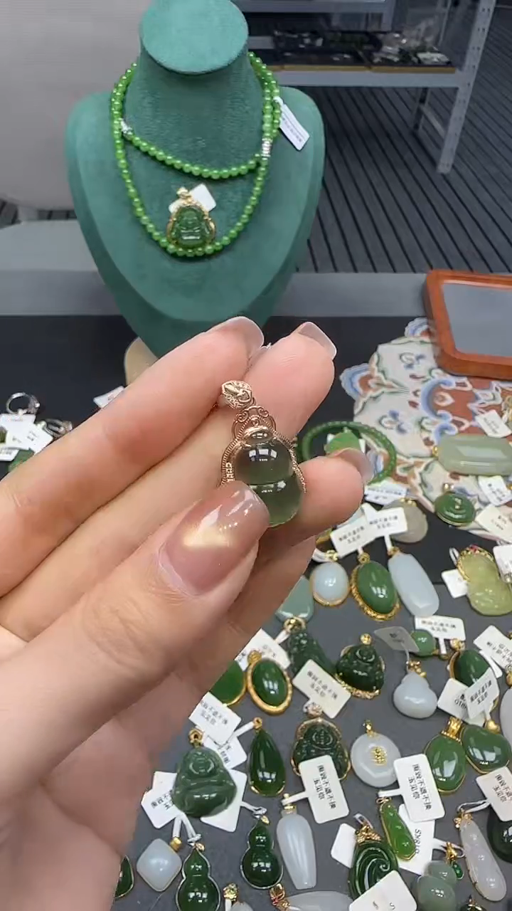 18K金镶嵌和田玉挂件1