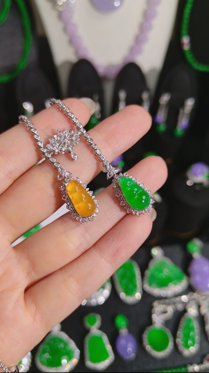 吊坠(不含链)18K金镶嵌翡翠福豆项链