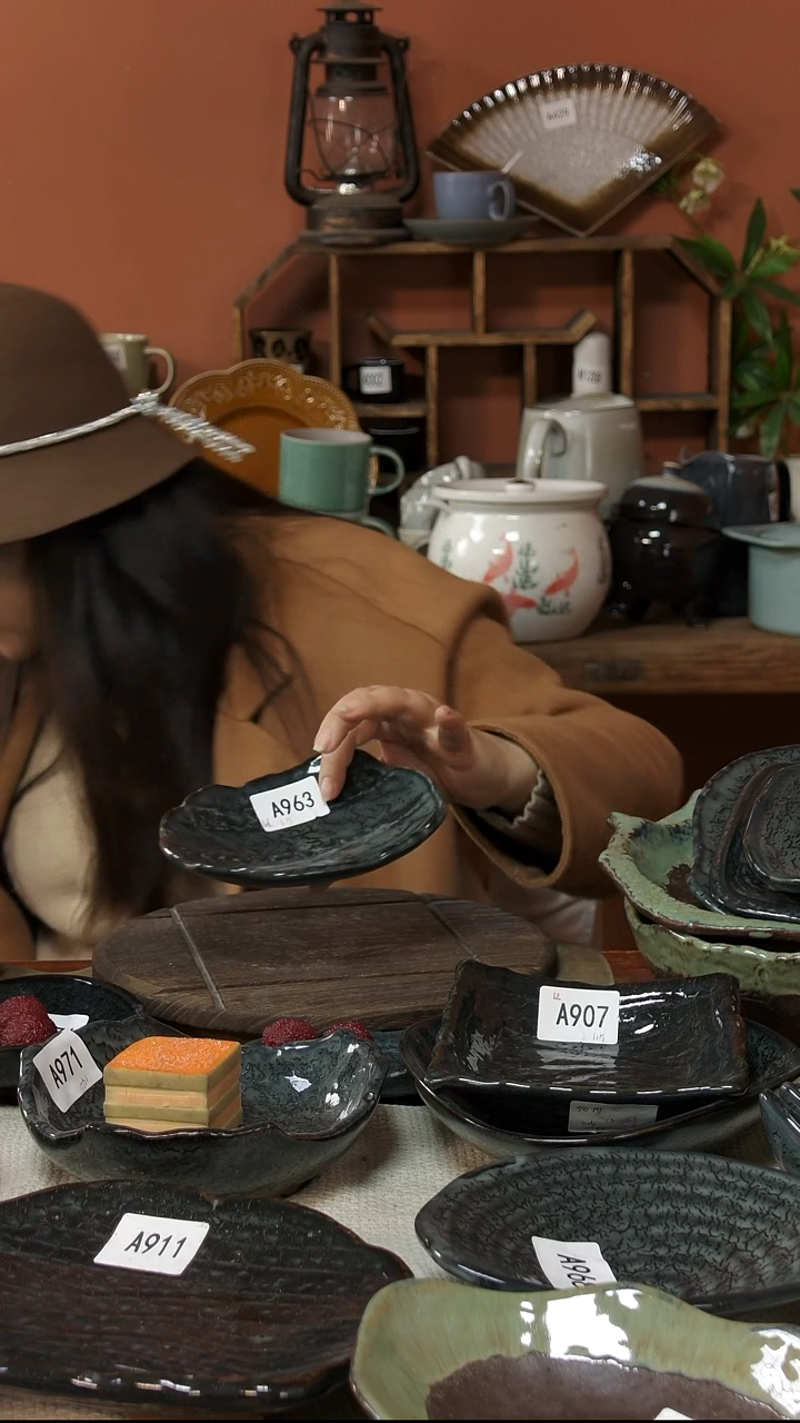 陶瓷A963 一只三足异形碟微瑕