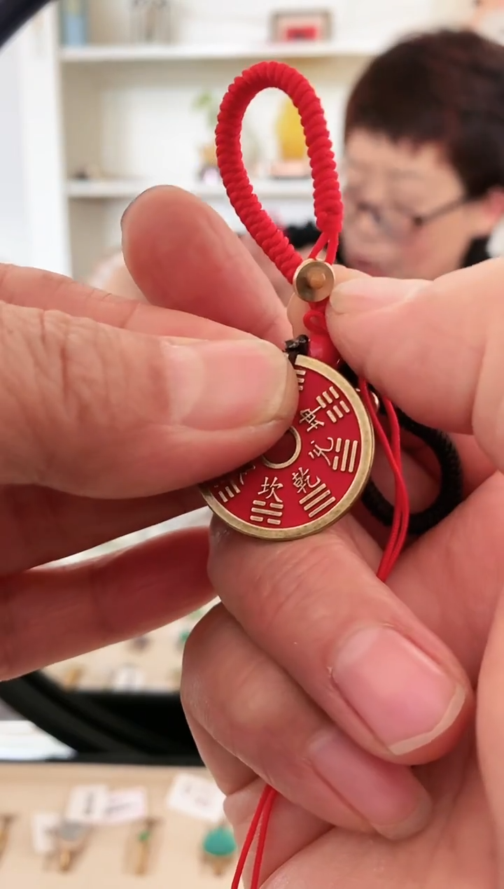 天然辰砂圆牌挂件红绳