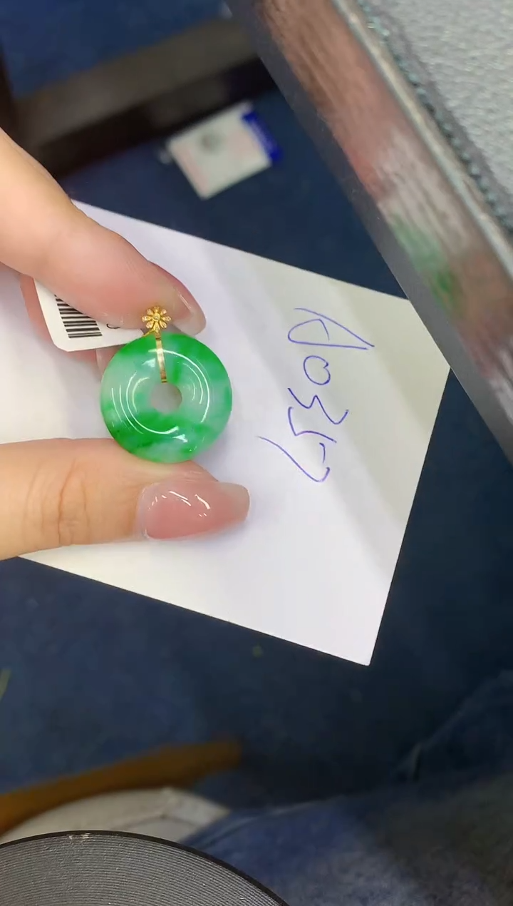 翡翠18K金镶嵌颈饰缅甸天然翡翠A货