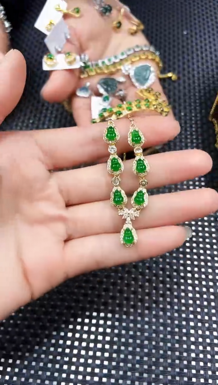 【闪购商品】翡翠颈饰未镶嵌1111111111