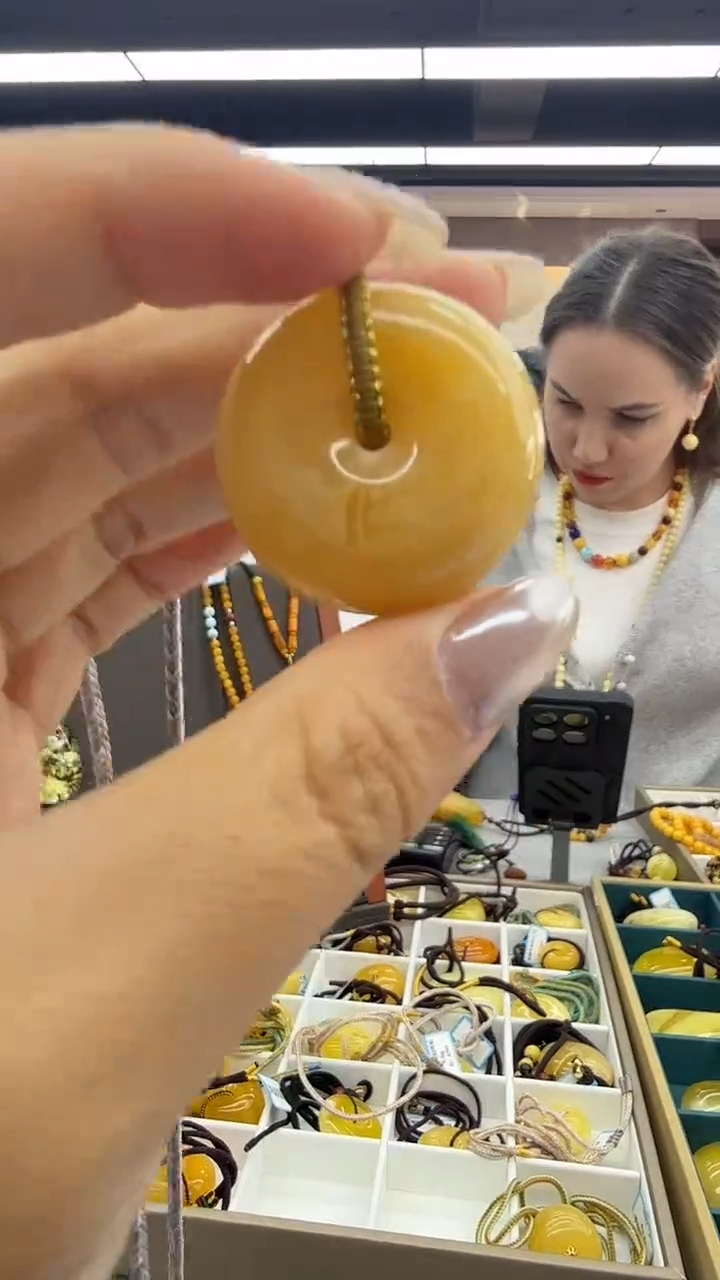 琥珀颈饰未镶嵌245秒拍号 假一罚三 