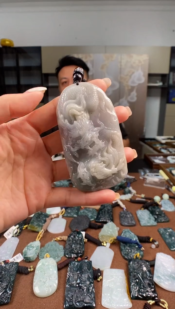 颈饰未镶嵌翡翠  多样性发其一
