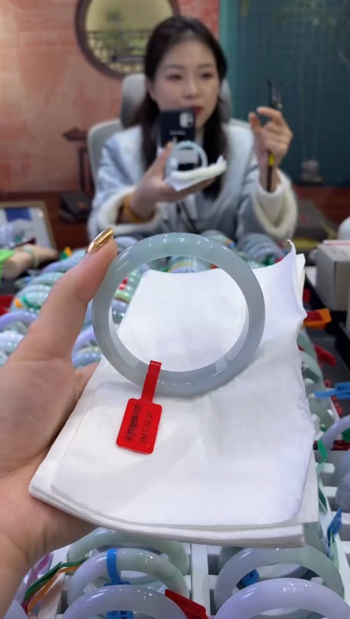【闪购商品】翡翠手镯未镶嵌多人08494