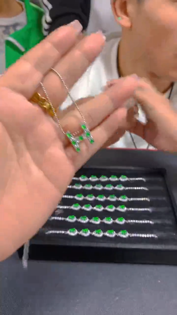 【闪购商品】翡翠吊坠(赠链)未镶嵌0867010098