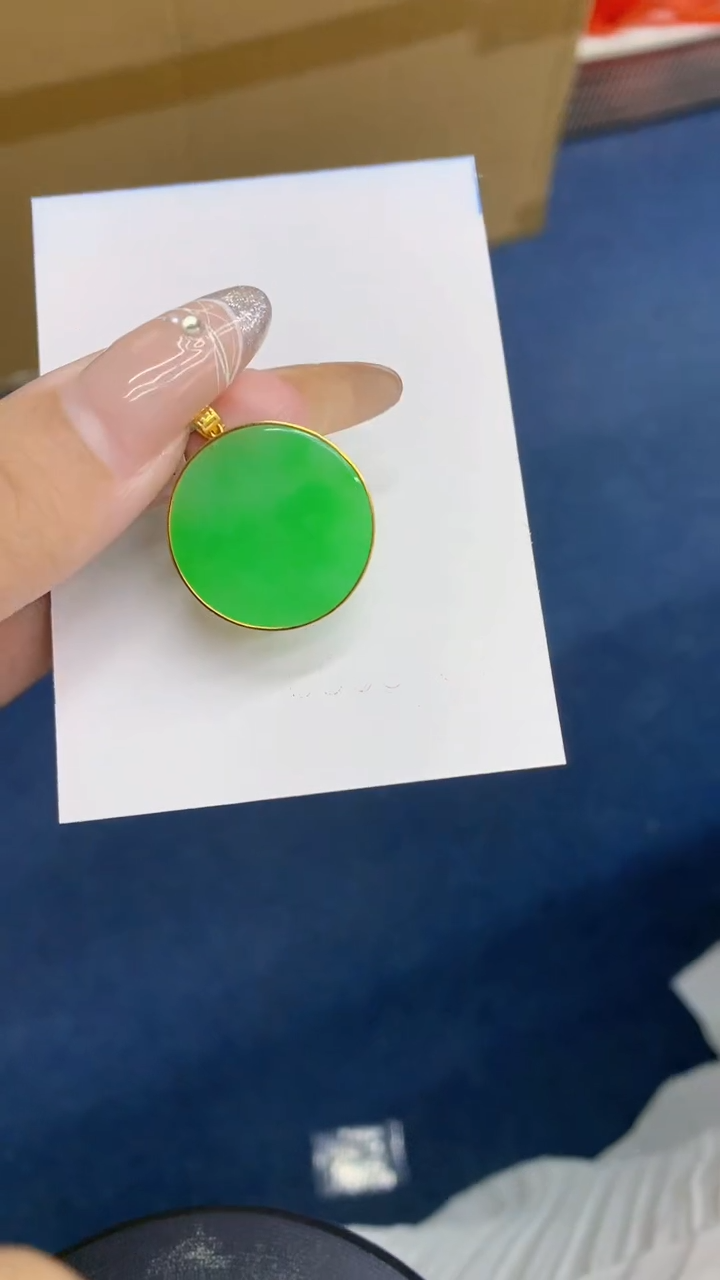 颈饰18K金镶嵌翡翠1