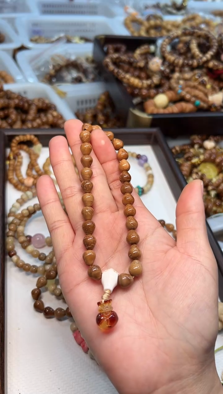 琥珀吊坠(赠链)未镶嵌库克卡9mm左右 水滴 设计款 手持【多样发1】