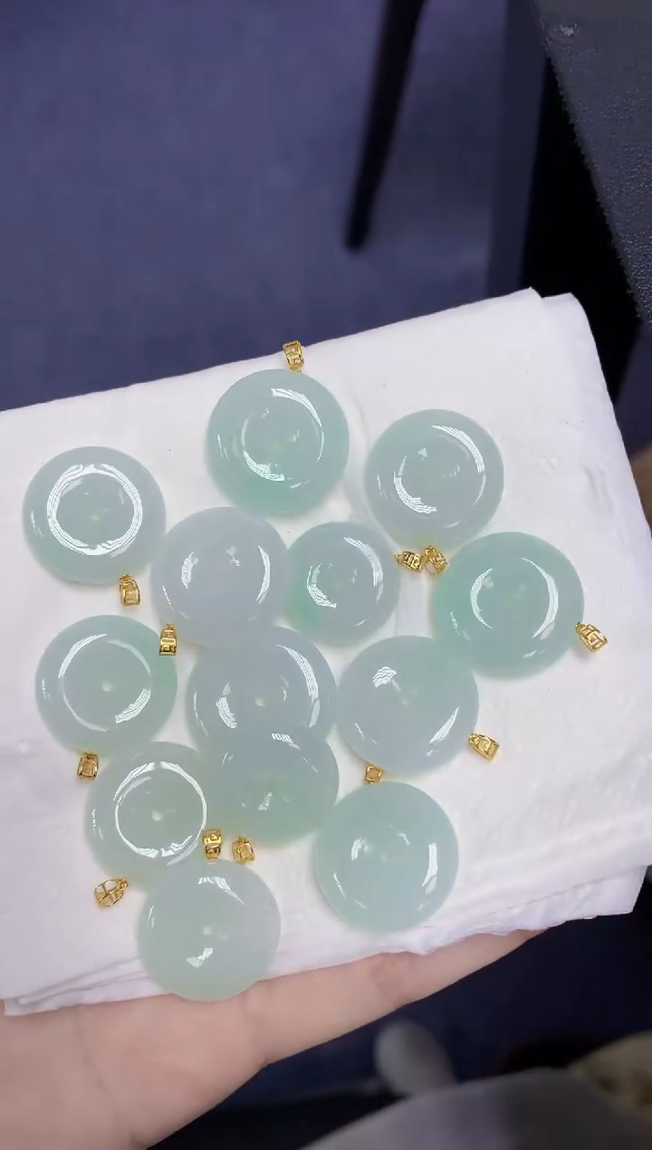 翡翠18K金镶嵌颈饰天然缅甸翡翠A货多样性发其一