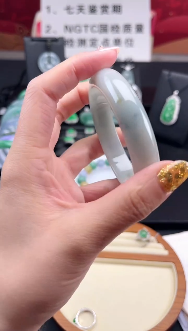 【闪购商品】翡翠手镯未镶嵌手镯