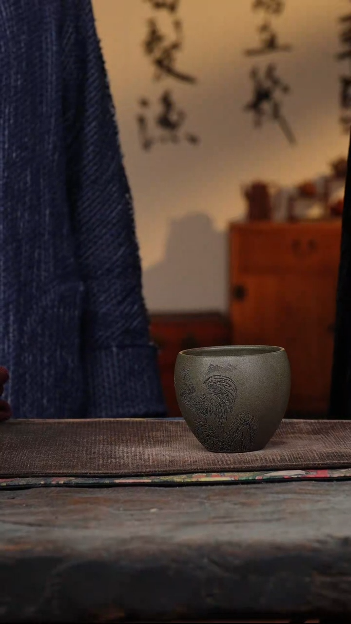 青段刻绘公鸡大吉大利紫砂杯