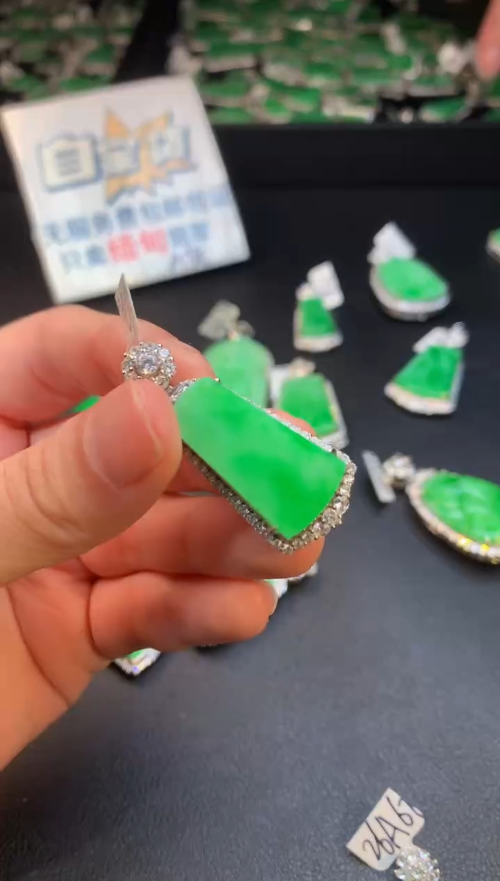 【闪购商品】翡翠颈饰银S925镶嵌翡翠