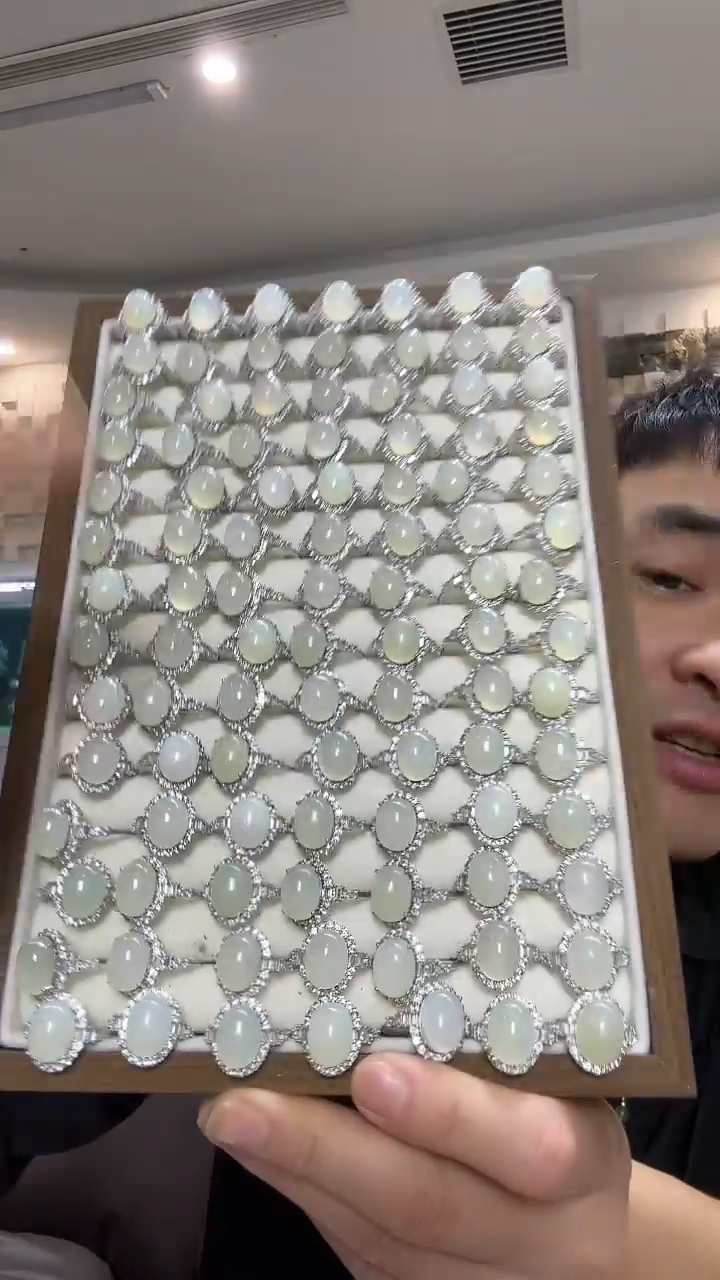 未镶嵌蛇纹石玉戒指满钻戒指