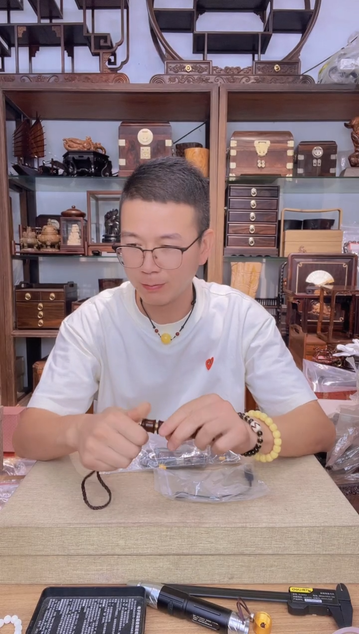 乌木类端景台672血檀竹节火折子手把件   瑕疵