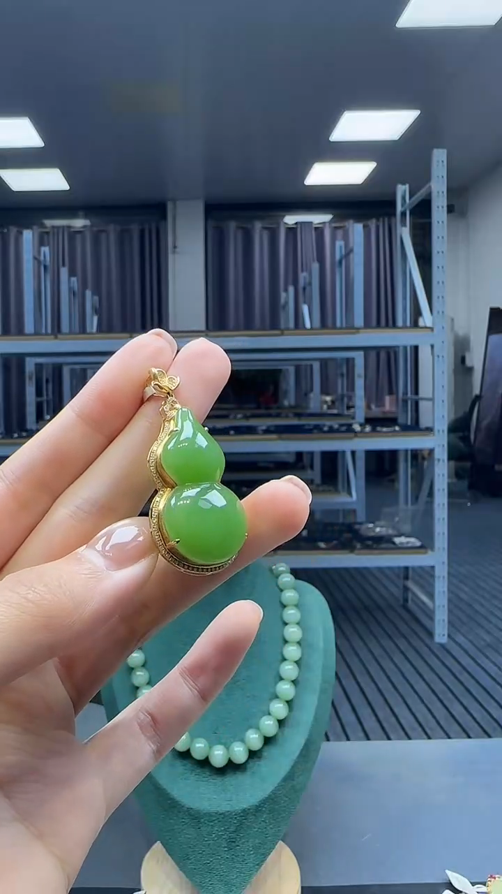 18K金镶嵌和田玉挂件1