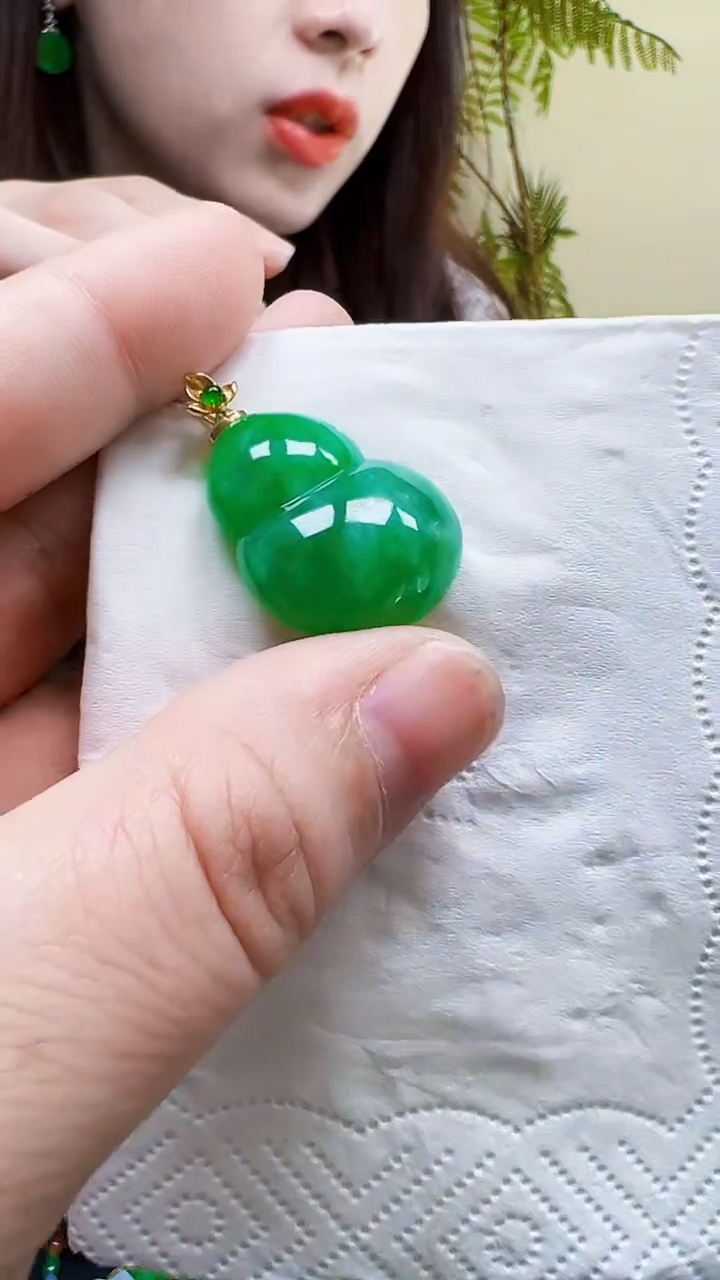 颈饰18K金镶嵌翡翠葫芦