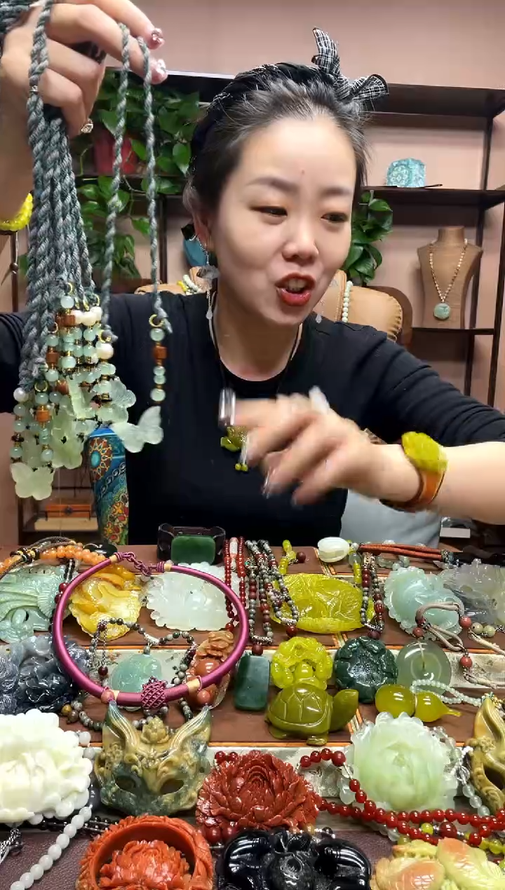 未镶嵌岫玉吊坠多样性发货发其中之一