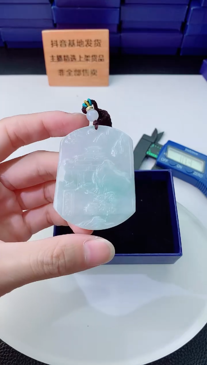 翡翠未镶嵌颈饰  `