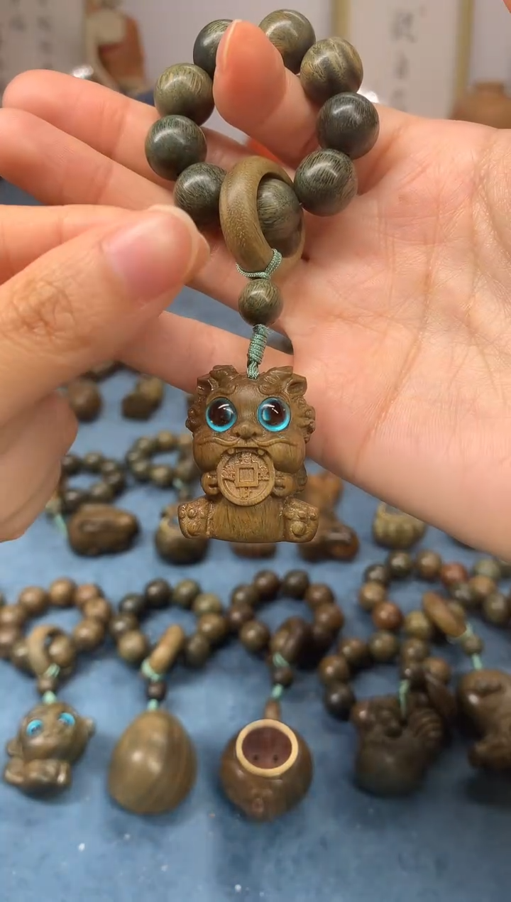 【闪购商品】维腊木（绿檀）把件吞金兽 盘玩件