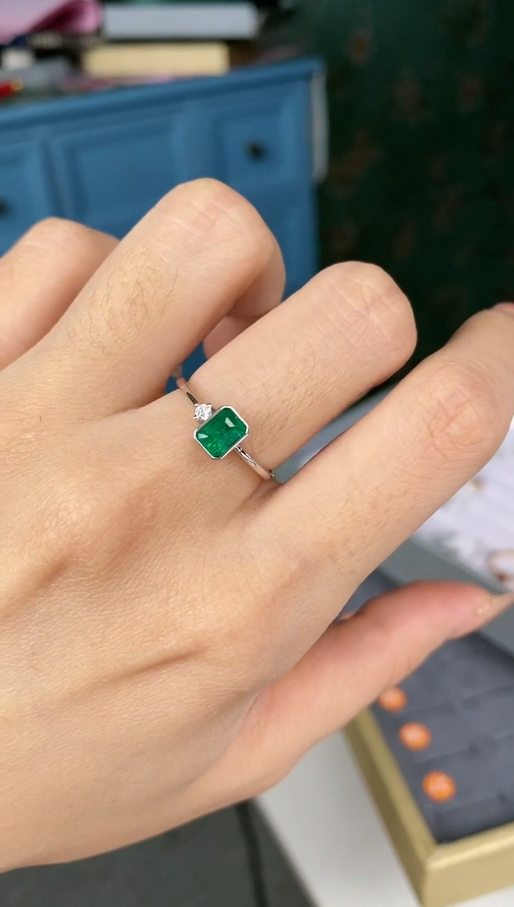 【闪购商品】祖母绿戒指18K金镶嵌戒指