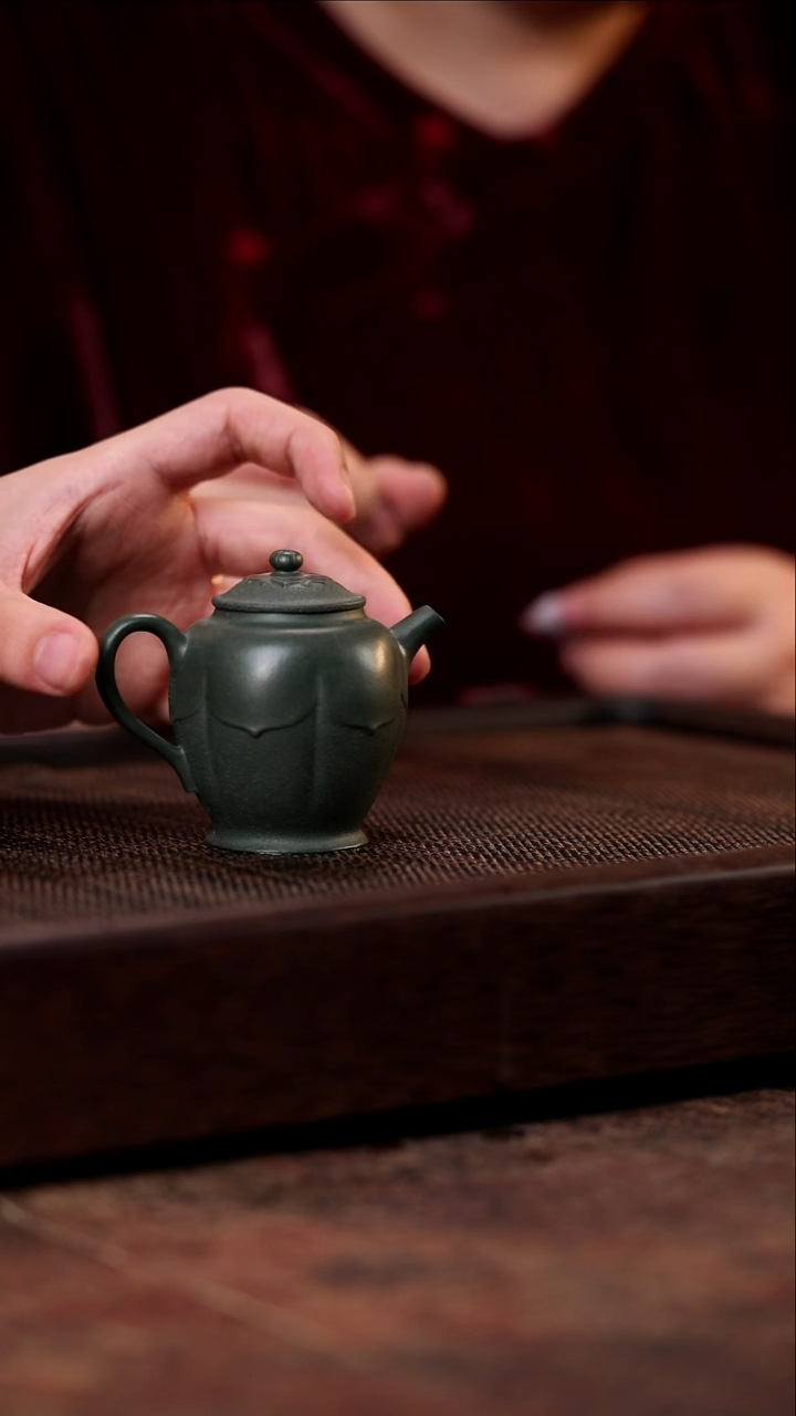 宜兴紫砂绿泥莲华