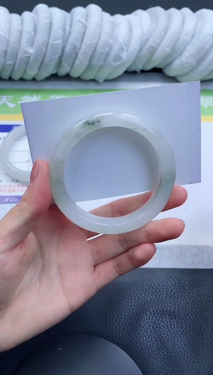 【闪购商品】石英质玉手镯未镶嵌A99